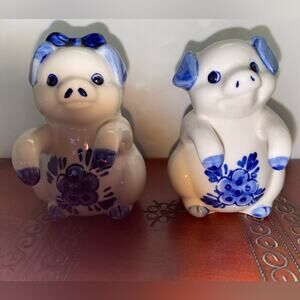 Blue White Pigs Delft look Outstretched Arms Blue Bow Salt Pepper Shakers